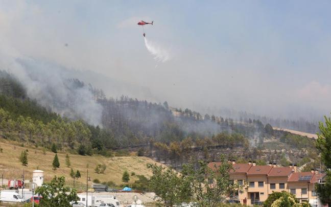 Un incendio forestal en Olloki pone en alerta a la Comarca de Pamplona
