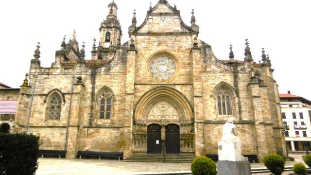 Fachada principal de la iglesia de San Severino, en Balmaseda.