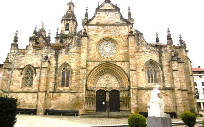 Fachada principal de la iglesia de San Severino, en Balmaseda.