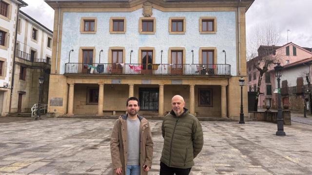 Los ediles jeltzales, Iker Laka eta Mikel Larrea, delante del ayuntamiento.