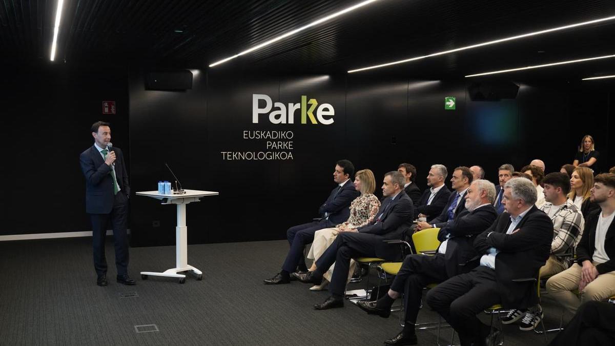 El vicelehendakari y consejero de Economía, Trabajo y Empleo, Mikel Torres, interviene en la presentación del curso de operador de Planta de Proceso Continuo de Basque Hydrogen.