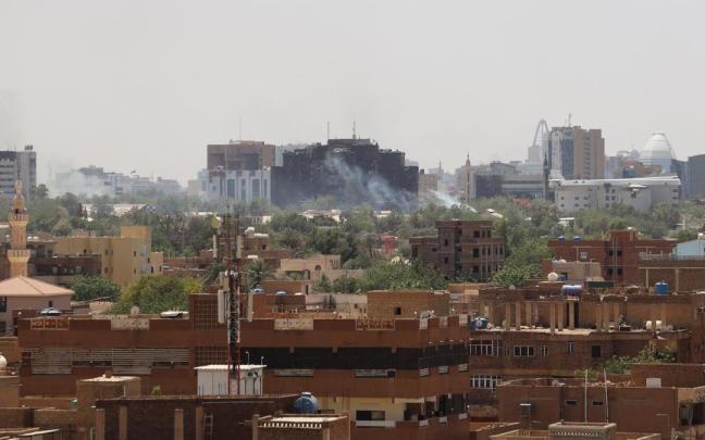 El humo producido por los enfrentamientos entre el Ejército y las RSF en Jartum.