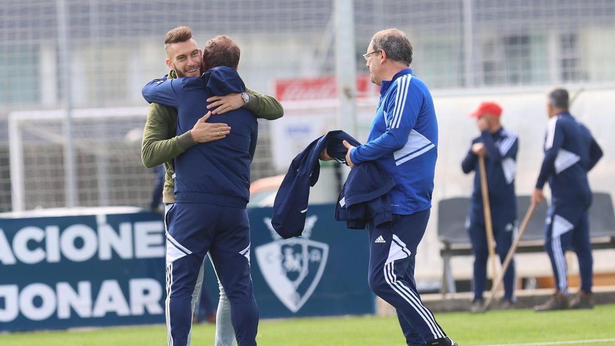 Fotos de la visita de Roberto Torres a Tajonar. En la imagen, abrazo con Jagoba Arrasate.