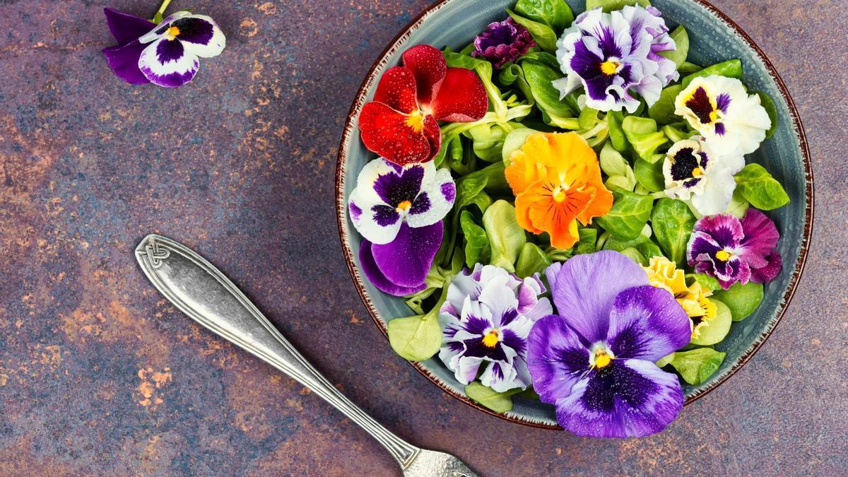 Un plato con flores comestibles.