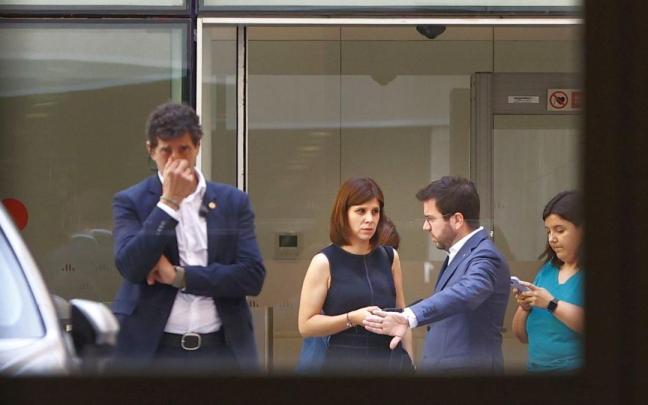 Pere Aragonès y Marta Vilalta conversan ante la sede de ERC. / Quique Garcia Pere Aragonès y Marta Vilalta conversan ante la sede de ERC.