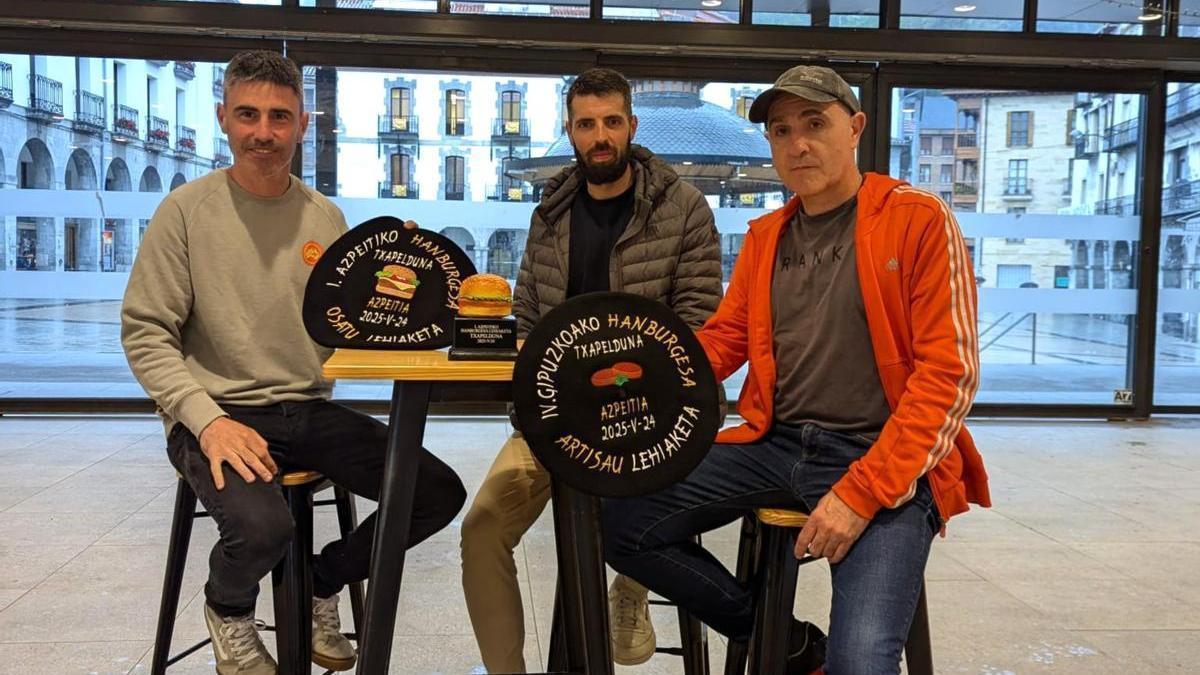 Presentación de las txapelas y el trofeo de los concurso del sábado en Azpeitia