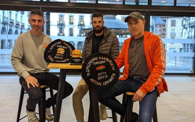 Presentación de las txapelas y el trofeo de los concurso del sábado en Azpeitia / Udala Presentación de las txapelas y el trofeo de los concurso del sábado en Azpeitia