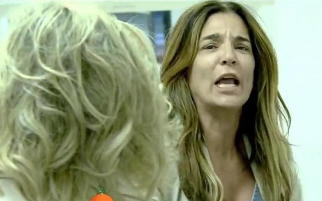Raquel Bollo, fuera de sí, en los pasillos de Telecinco.