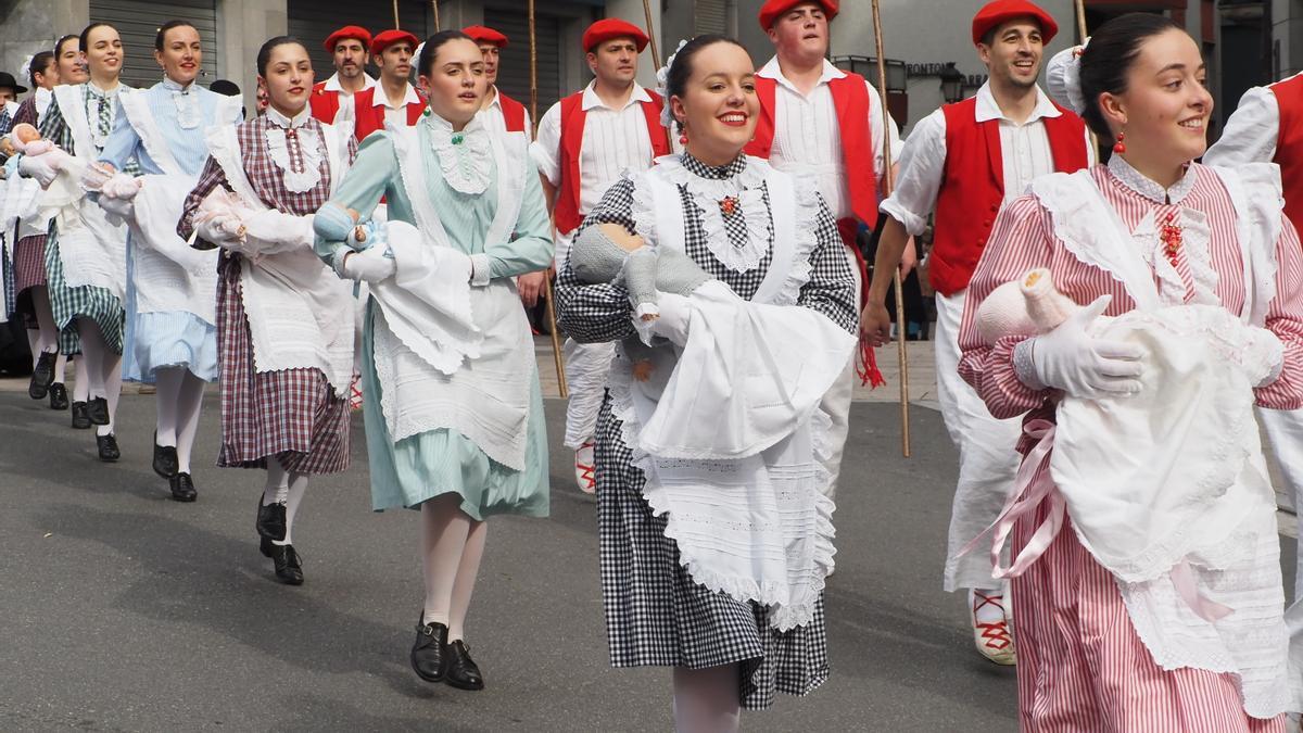 El desfile Eleganteen Pasiera ha vuelto a animar el mediodía del Elegante Eguna de Azpeitia