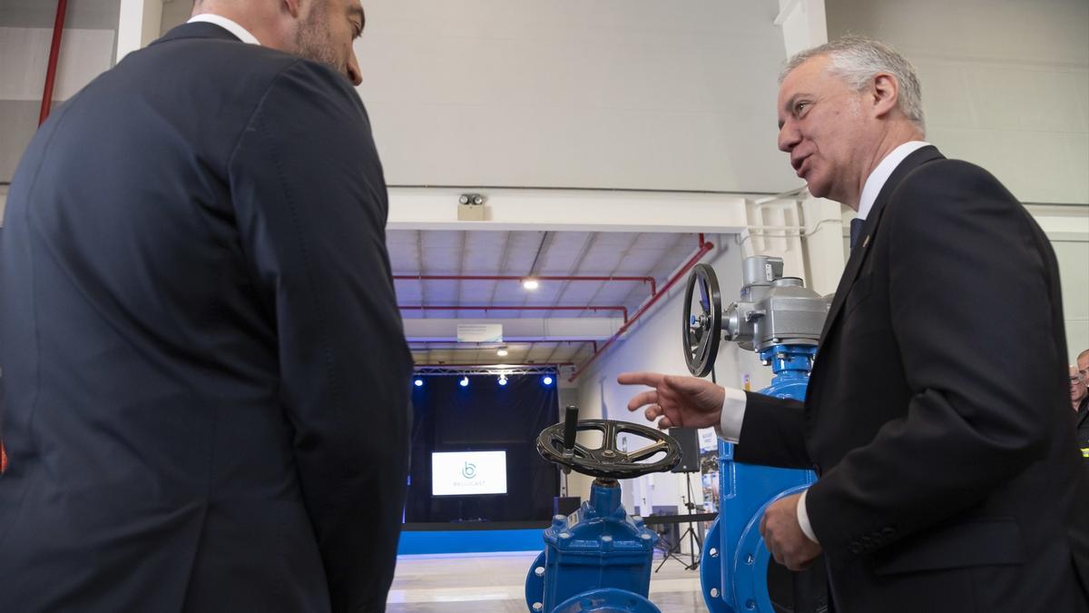 El lehendakari en funciones, Iñigo Urkullu, en la inauguración de una planta de Belgicast en Lezama.