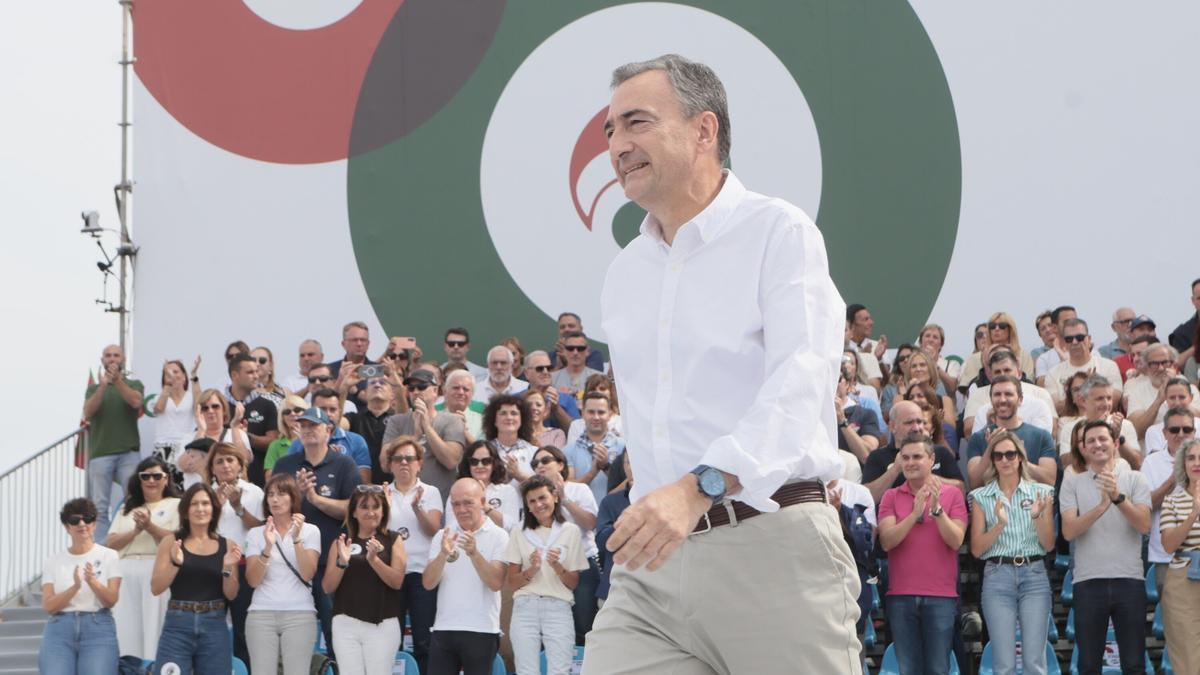 El presidente del EBB del PNV, Aitor Esteban, se dirige al atril de oradores durante el Alderdi Eguna