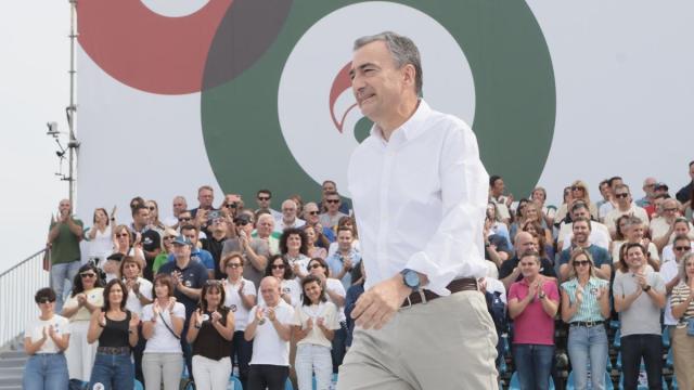 El presidente del EBB del PNV, Aitor Esteban, se dirige al atril de oradores durante el Alderdi Eguna