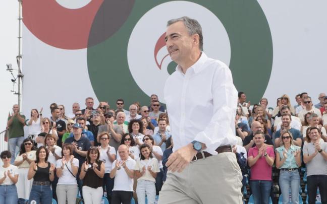 El presidente del EBB del PNV, Aitor Esteban, se dirige al atril de oradores durante el Alderdi Eguna