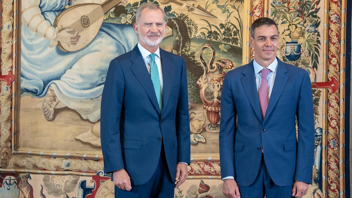 El rey Felipe VI y el presidente del Gobierno, Pedro Sánchez, en el Palacio Real de la Almudaina en Palma de Mallorca, el pasado 29 de julio.