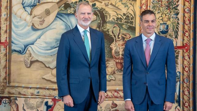 El rey Felipe VI y el presidente del Gobierno, Pedro Sánchez, en el Palacio Real de la Almudaina en Palma de Mallorca, el pasado 29 de julio.