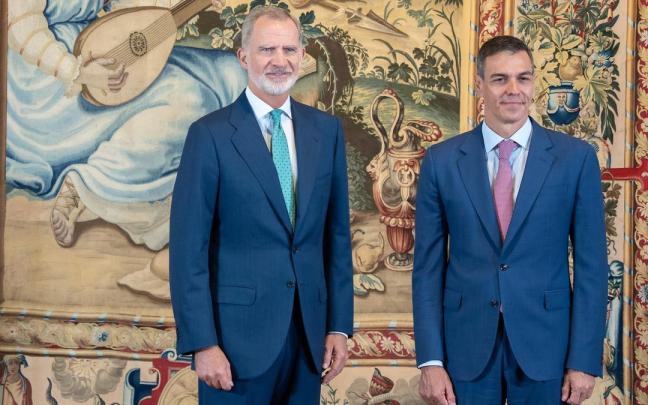 El rey Felipe VI y el presidente del Gobierno, Pedro Sánchez, en el Palacio Real de la Almudaina en Palma de Mallorca, el pasado 29 de julio.