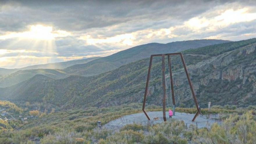 Una persona sentada en el columpio de Librán.