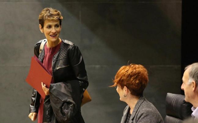 María Chivite saluda a los parlamentarios de EH Bildu, Bakartxo Ruiz y Adolfo Araiz, durante un pleno del Parlamento de Navarra. María Chivite saluda a los parlamentarios de EH Bildu, Bakartxo Ruiz y Adolfo Araiz, durante un pleno del Parlamento de Navarra.
