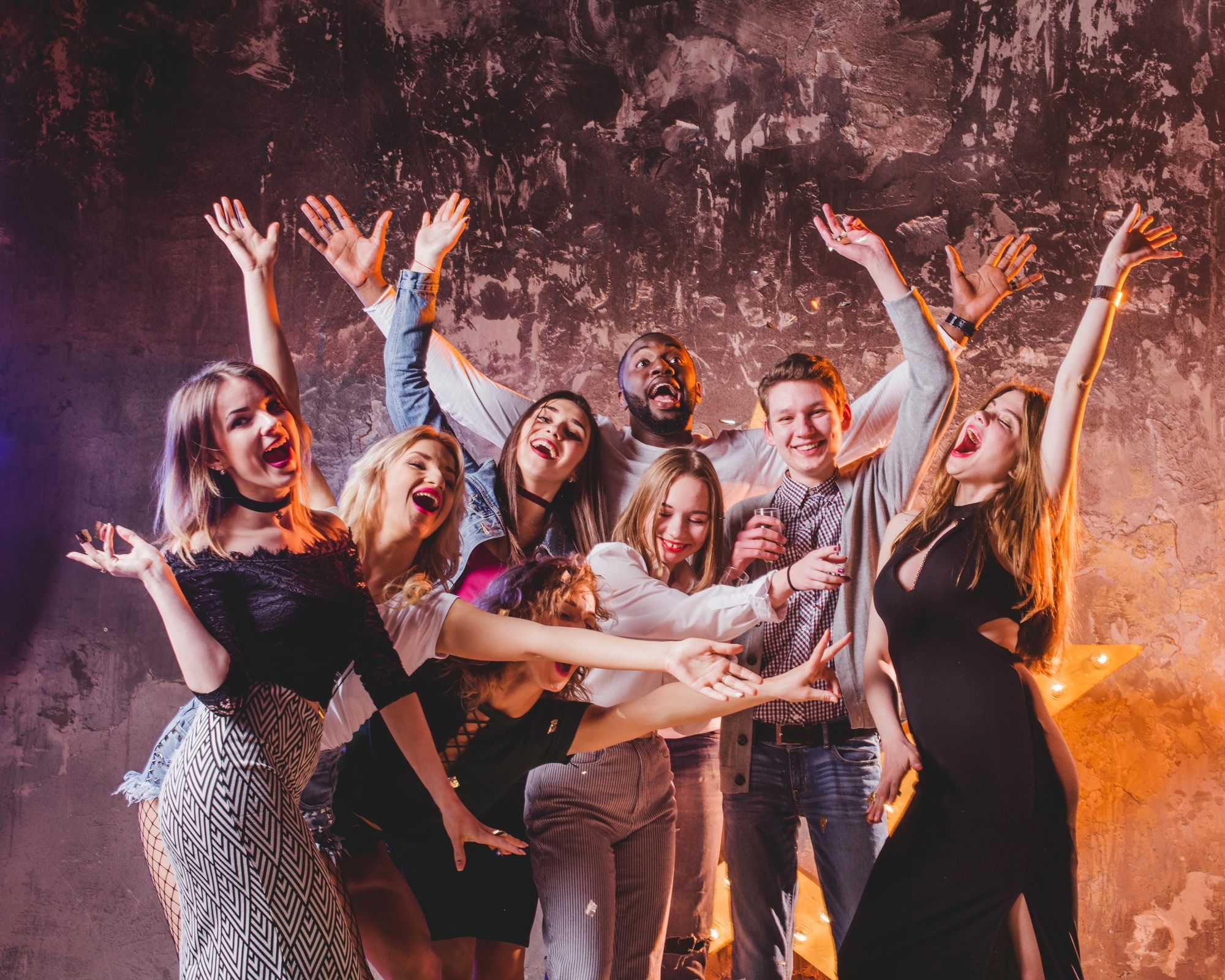 Un grupo de jóvenes se divierte durante una fiesta.