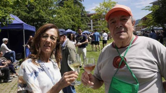 Una pareja disfrutando del Txakoli Eguna de Amurrio en 2025.