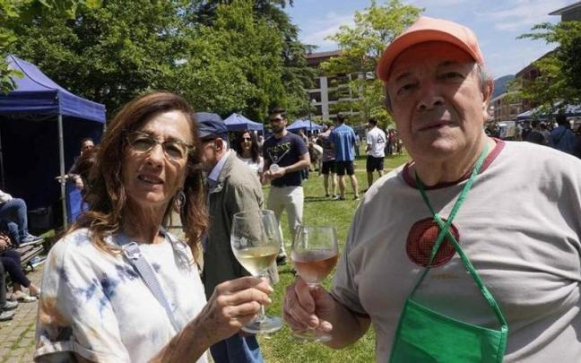 Una pareja disfrutando del Txakoli Eguna de Amurrio en 2025.