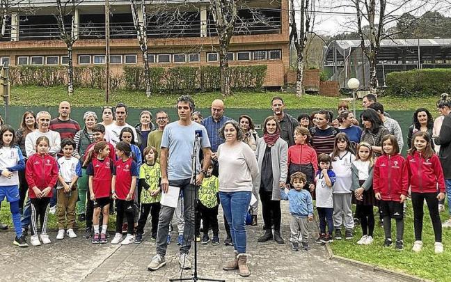 Alumnado de Allende Salazar y Seber Altube, ayer, con sus familias. | FOTO: I. FRADUA