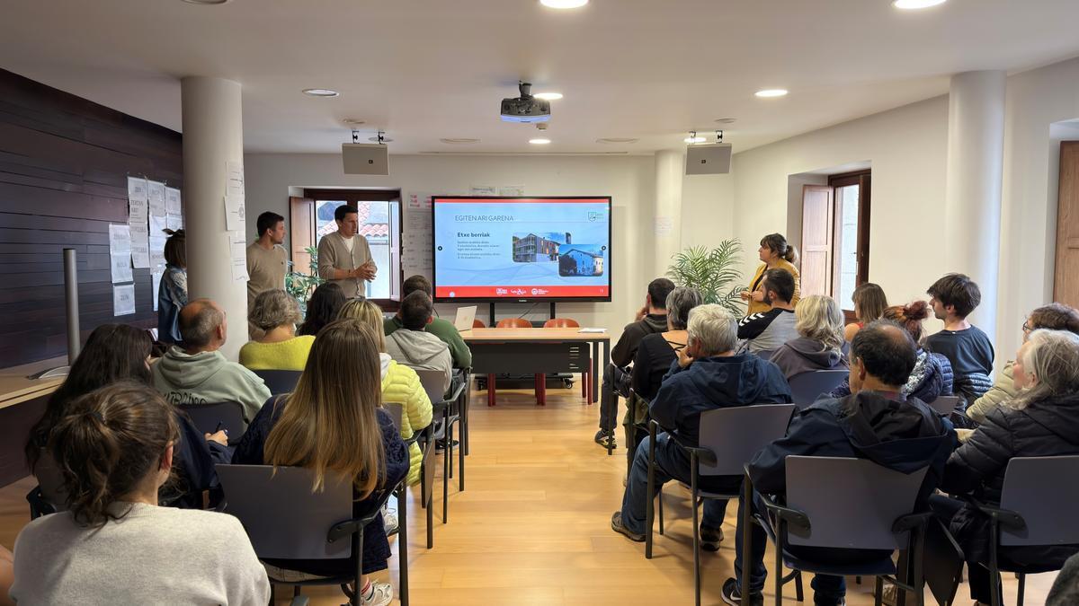 Reunión sobre vivienda con los vecinos en Aia.