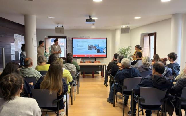 Reunión sobre vivienda con los vecinos en Aia.