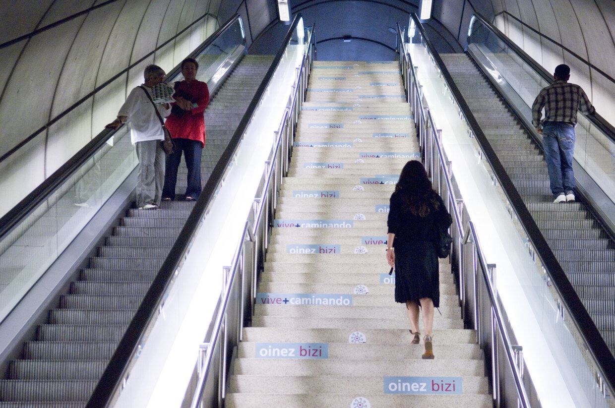 Una mujer sube por las escaleras en el Metro de Bilbao.