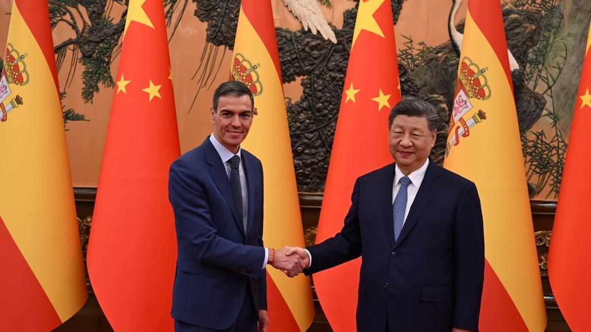 El presidente del Gobierno, Pedro Sánchez, y su homólogo chino, Xi Jinping, en el Gran Palacio del Pueblo de Pekín.