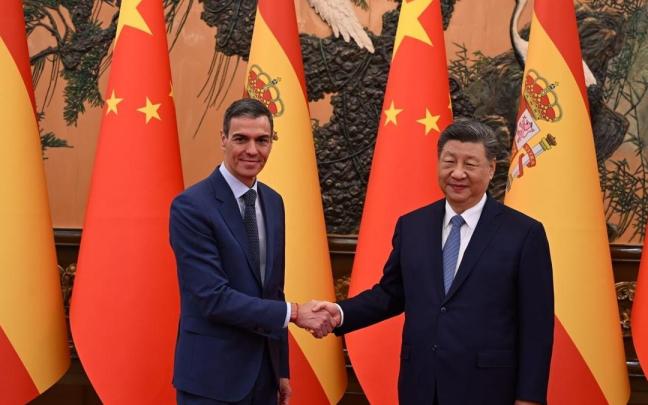 El presidente del Gobierno, Pedro Sánchez, y su homólogo chino, Xi Jinping, en el Gran Palacio del Pueblo de Pekín.