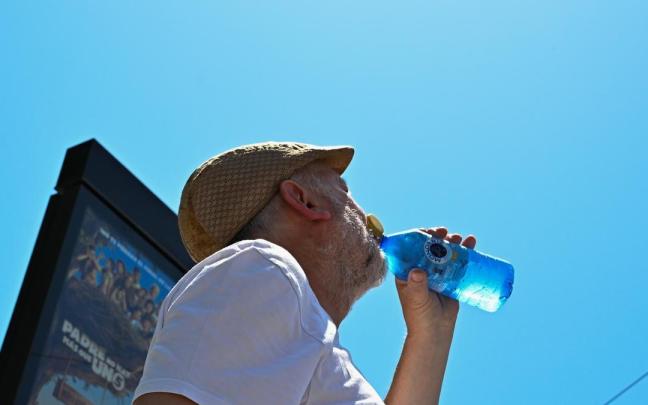 Un hombre se refresca para combatir las altas temperaturas. / Oskar Gonzélez Un hombre se refresca para combatir las altas temperaturas.
