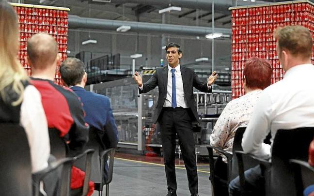 El primer ministro británico, Rishi Sunak, explicó a los trabajadores de una fábrica cercana a Belfast los beneficios del nuevo acuerdo.