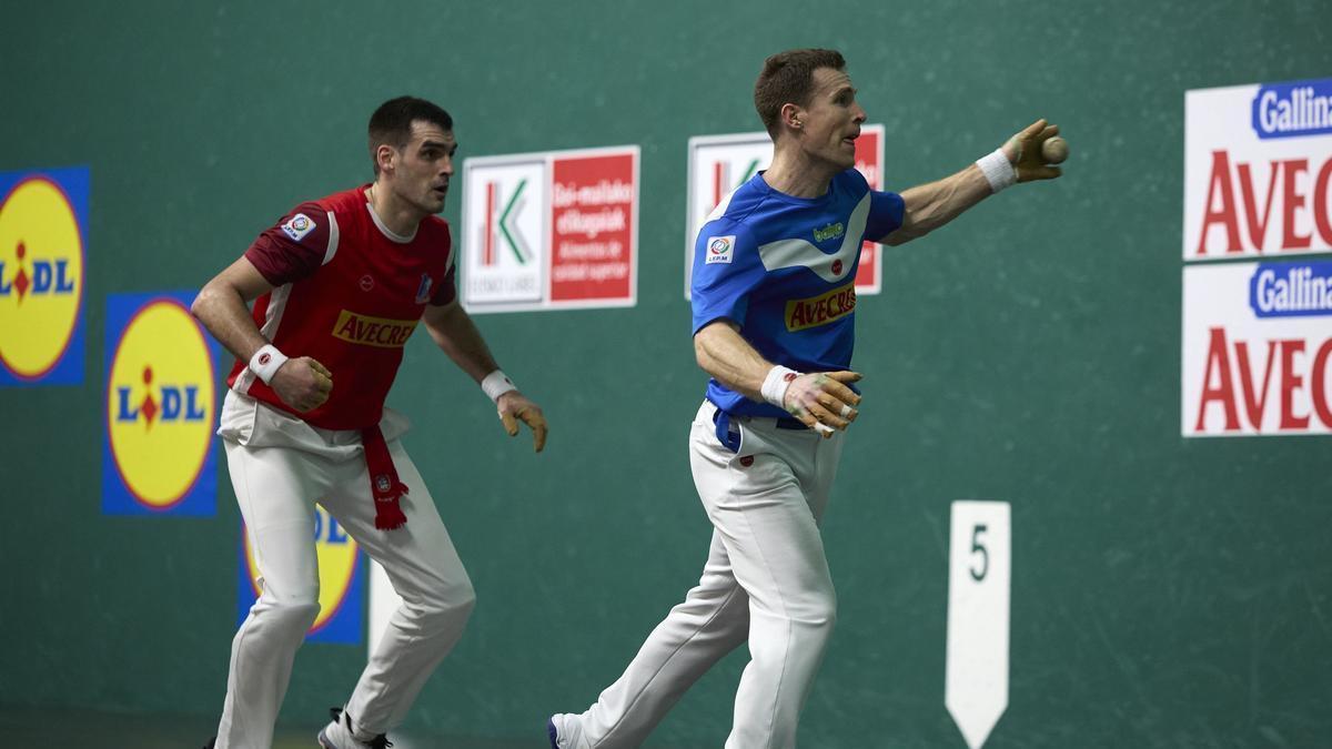 Artola realiza un remate ante Ezkurdia.