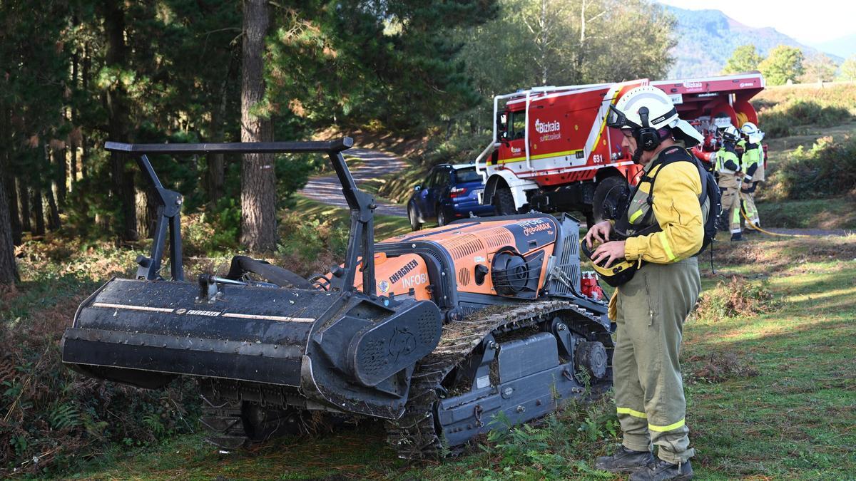 Las maniobras incluyeron la quema controlada de matorrales para detener el fuego
