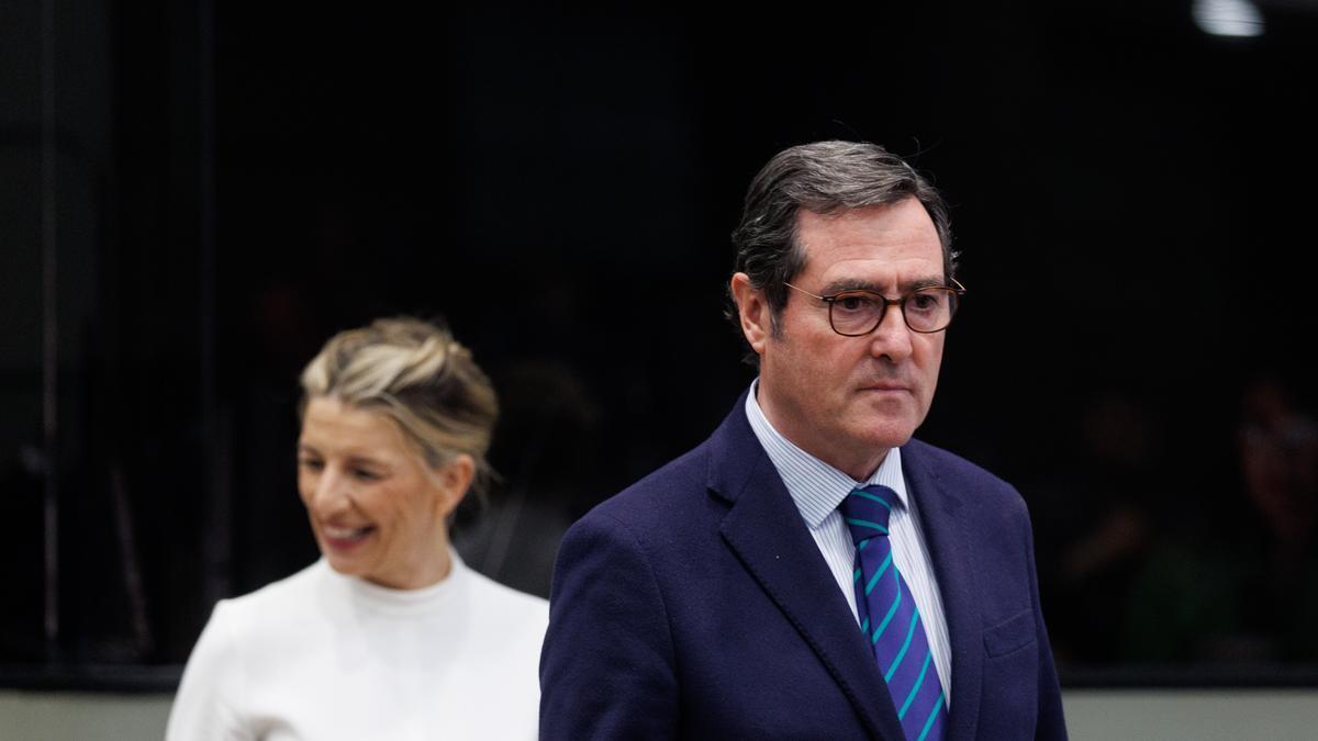 La vicepresidenta segunda y ministra de Trabajo y Economía Social, Yolanda Díaz, y el presidente de la CEOE, Antonio Garamendi.