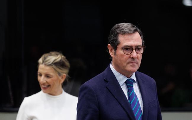 La vicepresidenta segunda y ministra de Trabajo y Economía Social, Yolanda Díaz, y el presidente de la CEOE, Antonio Garamendi.