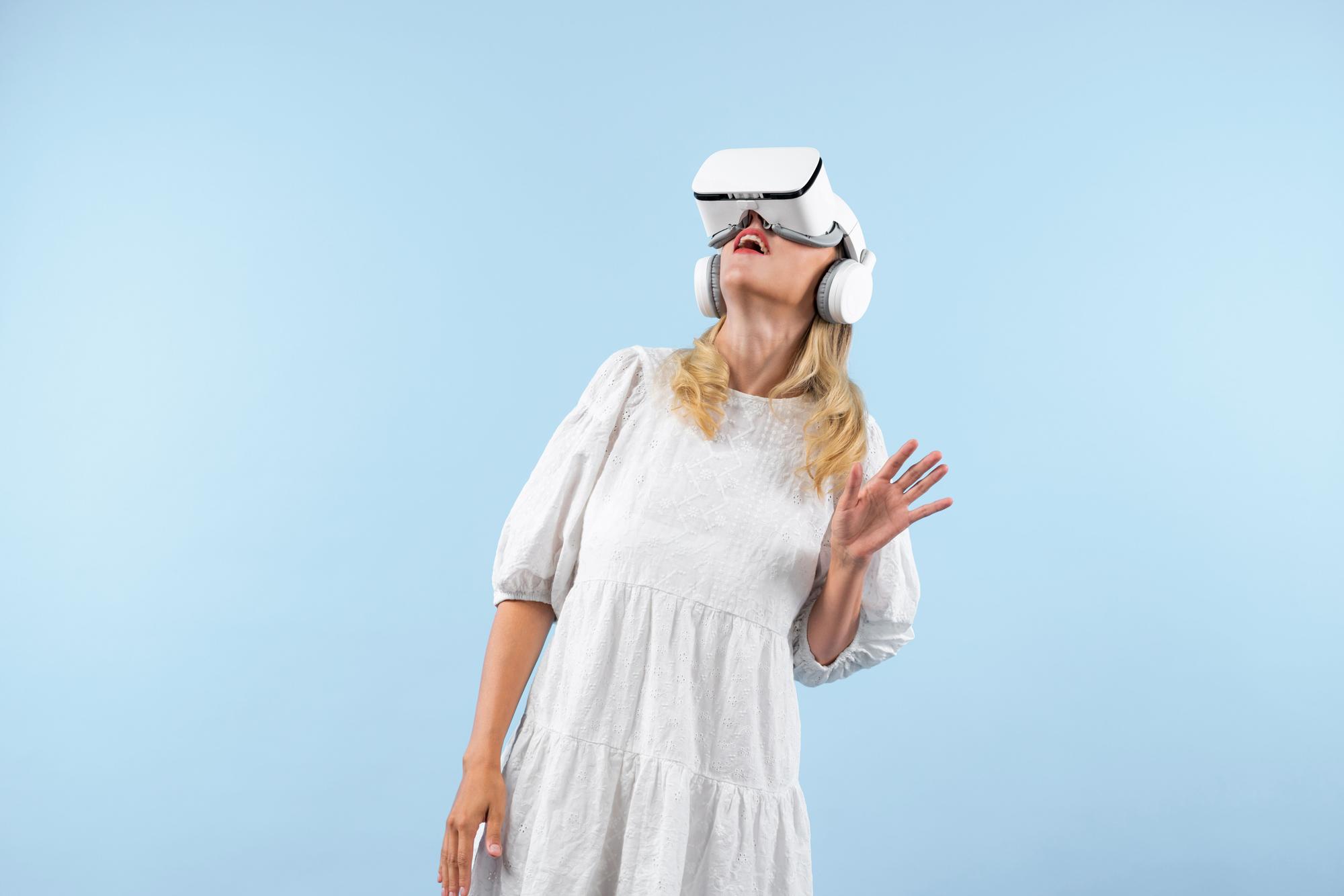 Una mujer con cara de sorpresa al contemplar una realidad virtual.