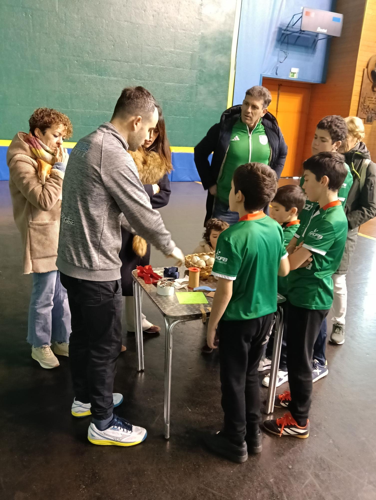 En Bask Alive se puede retar a un pelotari profesional en los frontones de Oteiza.