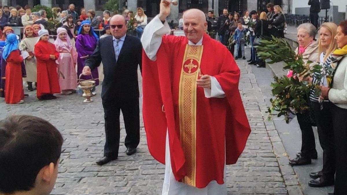 El parróco Felix Azurmendi en Azkoitia, durante una celebración religiosa.