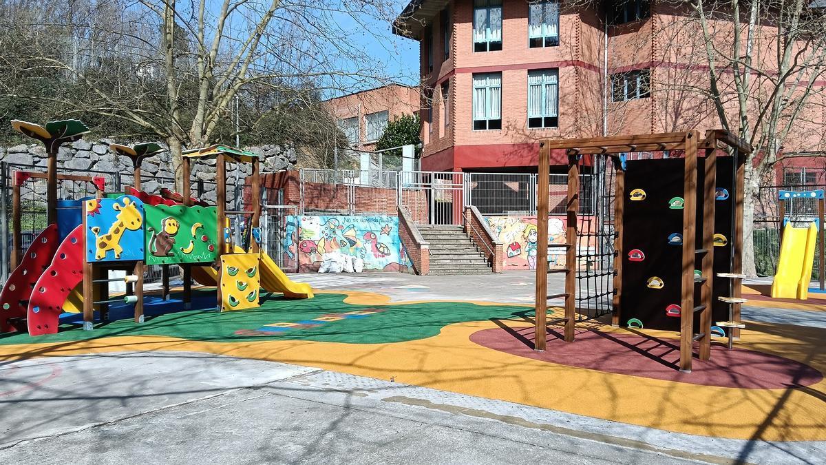 Zona de juegos infantiles del colegio Kareaga Goikoa tras su renovación integral