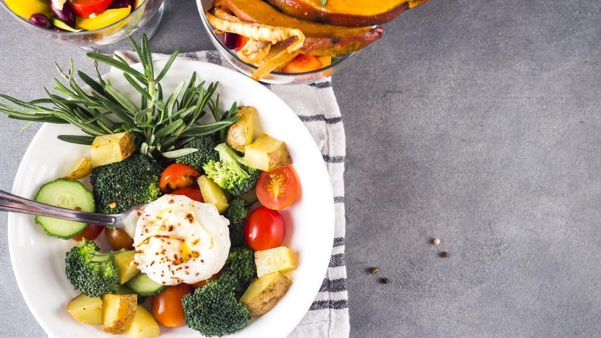 Una comida ligera, equilibrada y rica en alimentos que favorezcan la producción de melatonina o triptófano puede marcar la diferencia.