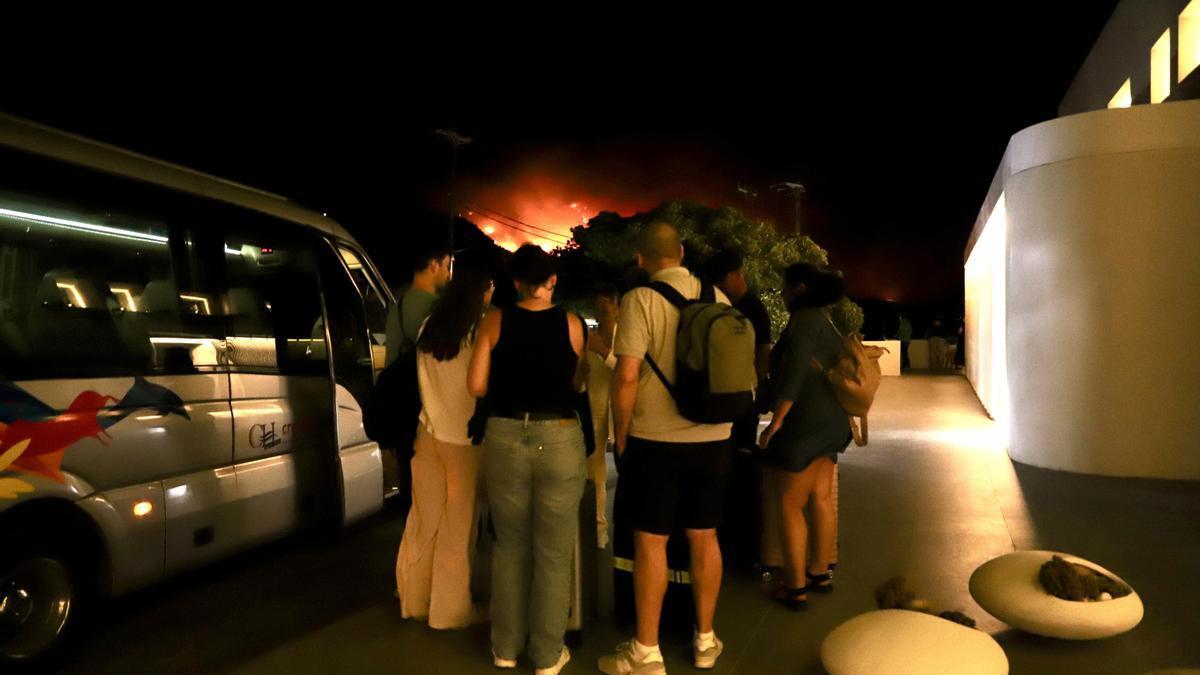 Un incendio en la isla griega de Creta obliga a evacuar a 5.000 personas, en su mayoría turistas