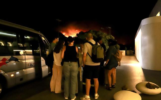 Un incendio en la isla griega de Creta obliga a evacuar a 5.000 personas, en su mayoría turistas / EFE Un incendio en la isla griega de Creta obliga a evacuar a 5.000 personas, en su mayoría turistas