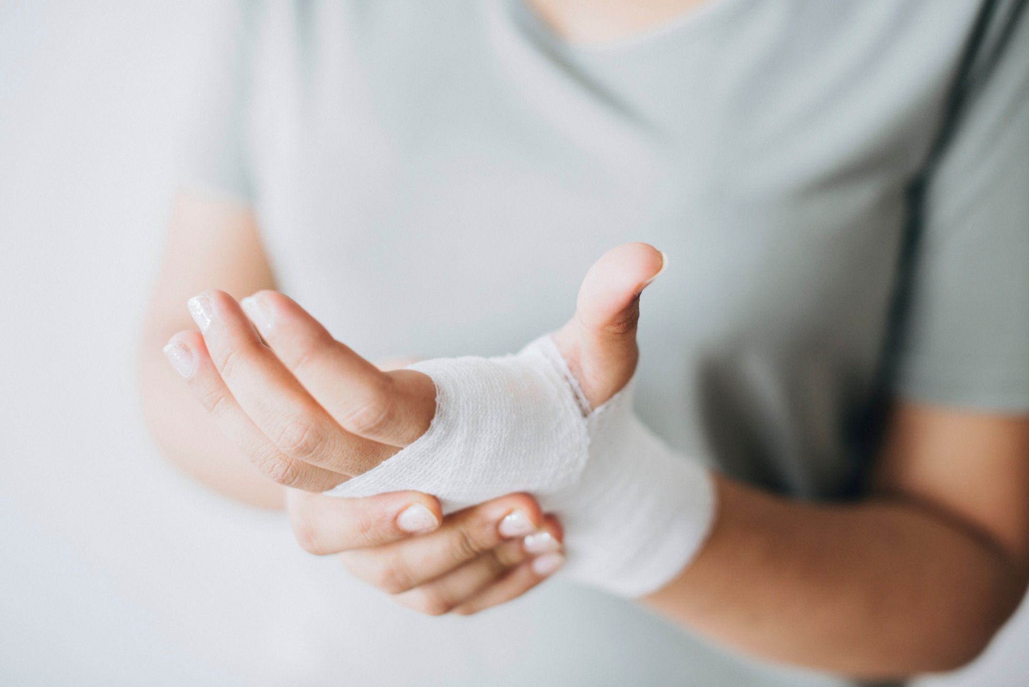 Una mujer con la mano vendada tras sufrir un pequeño percance.