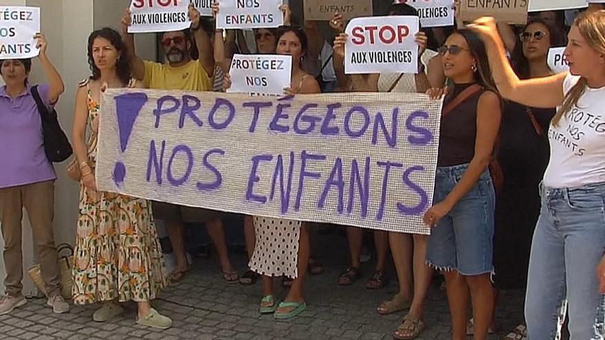 Familiares de los afectados protestan ante el Ayuntamiento de Biarritz