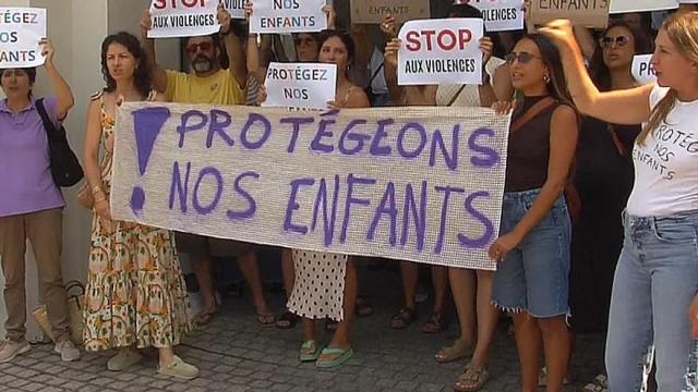 Familiares de los afectados protestan ante el Ayuntamiento de Biarritz