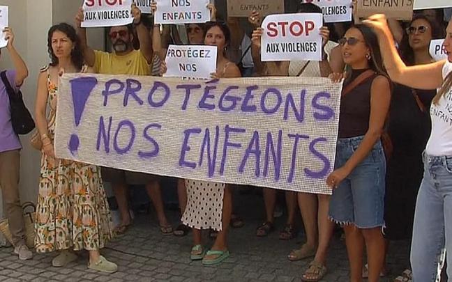 Familiares de los afectados protestan ante el Ayuntamiento de Biarritz