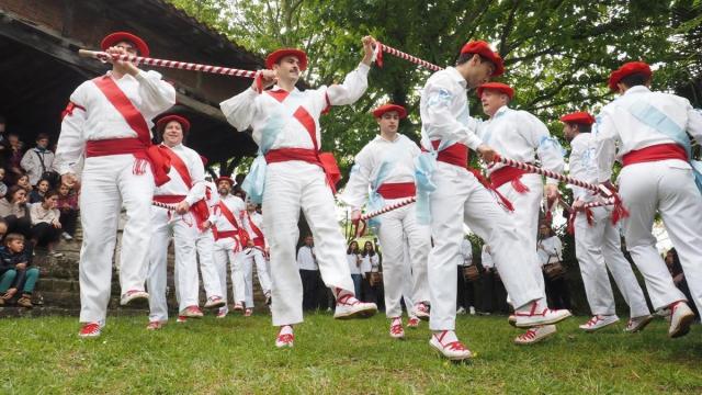 La Ezpata-dantza en honor a San Roke volverá a estar presente en las celebraciones. / NTM La Ezpata-dantza en honor a San Roke volverá a estar presente en las celebraciones.
