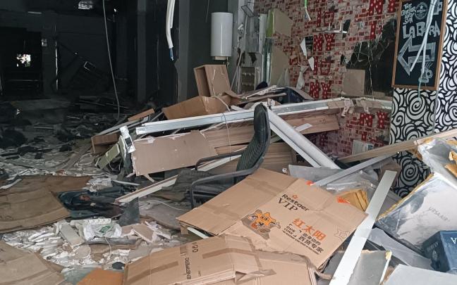 Imagen del interior del local de Santurtzi destrozado Imagen del interior del local de Santurtzi destrozado